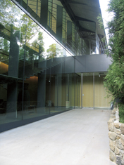 茶室口（地階から庭園へ）